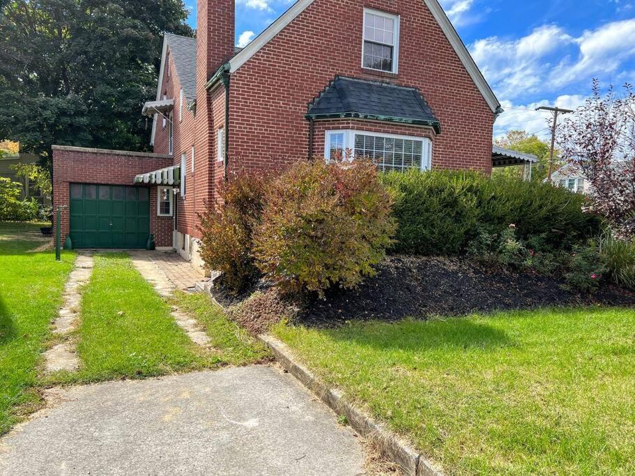 Spacious Home In Downtown White Sulphur Springs Exterior photo